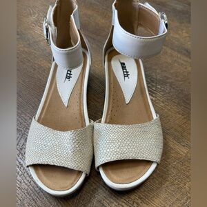 EARTH Hera Sliver/cream snake print shoes sz.6